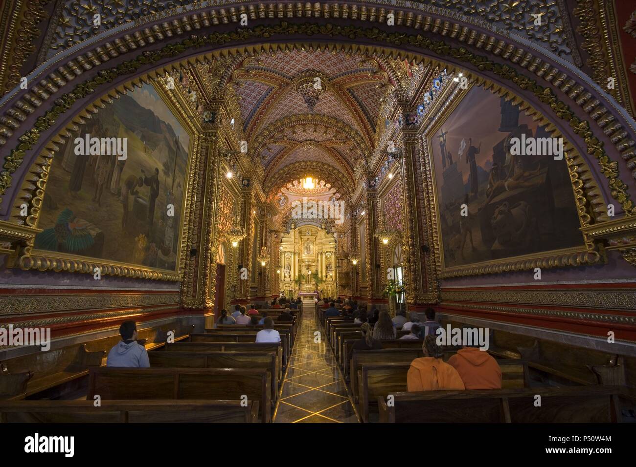 CELEBRACION DE MISA en el interior del Santuario DE GUADALUPE o TEMPLO DE SAN DIEGO (1708-1716). Situado en el centro histórico de la ciudad, declarado Patrimonio de la Humanidad por la UNESCO. MORELIA. Estado de Michoacán. México. Banque D'Images