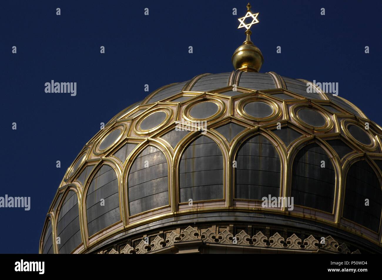 L'Allemagne. Berlin. Nouvelle Synagogue (Neue Synagoge). Construit en 1859-66 par les architectes allemands Eduard Knoblauch (1801-1865) et, après sa mort par Friedrich August Stuler (1800-1865). Il a été détruit par les Nazis pendant la Seconde Guerre mondiale et reconstruite entre 1988-1991 par Bernhard Leisering(1951-2012). Détail. Dôme avec nervures dorées et couronné par l'étoile de David. Banque D'Images