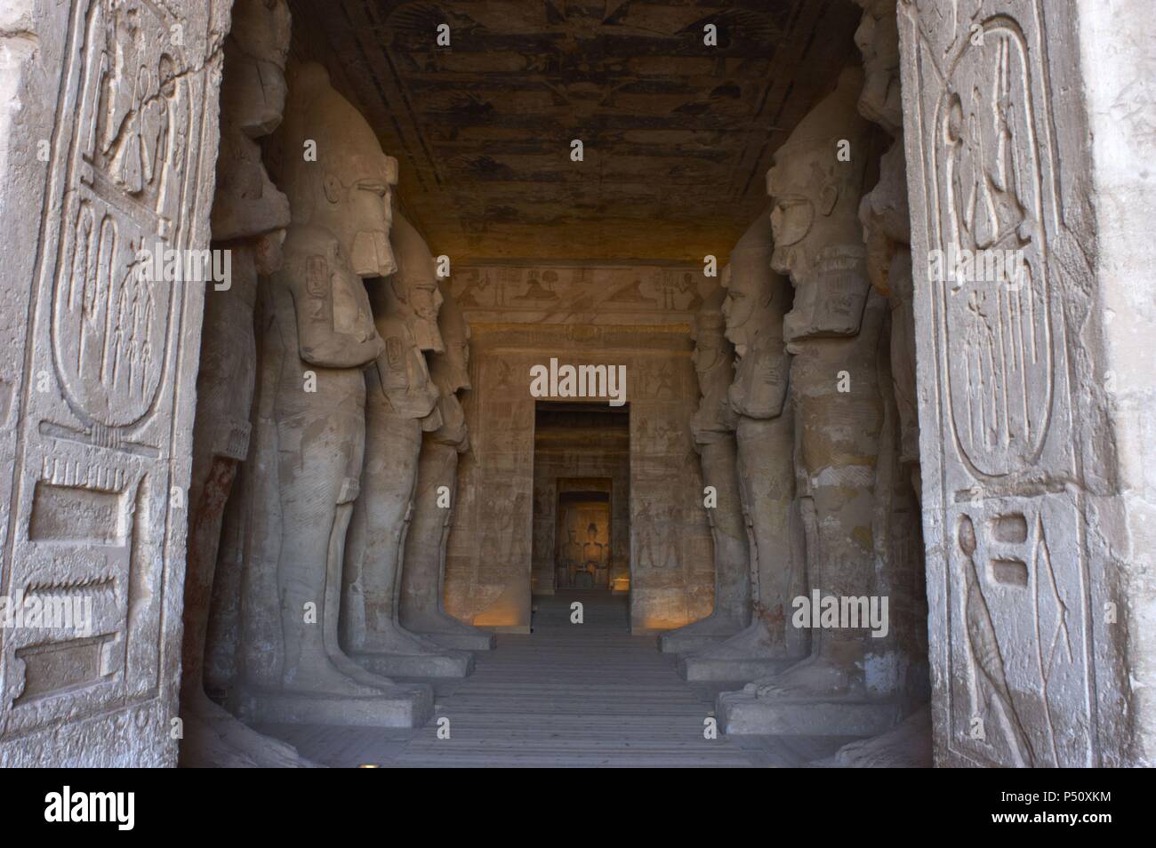 L'art égyptien Grand Temple de Ramsès II (1290-1224 avant J.-C.). Temple funéraire sculpté dans la roche. Vue depuis l'intérieur de la première salle, avec huit statues de Ramsès II comme le dieu Osiris. Abu Simbel. L'Égypte. Banque D'Images