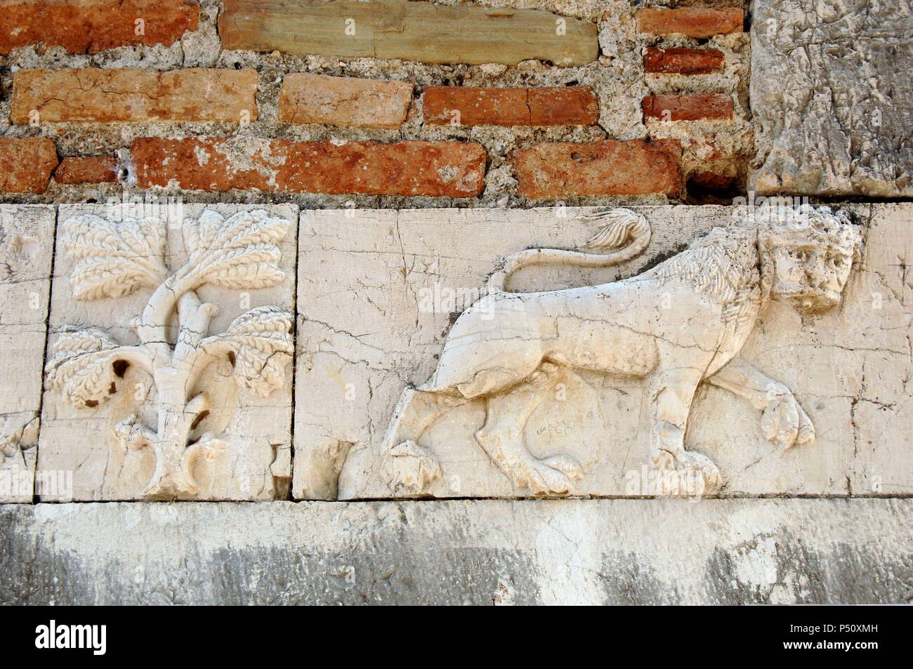 L'ART BYZANTIN. République d'Albanie. L'église Saint-Nicolas, construite au XIII et remanié au xviiie et xixe siècles. Relief d'un lion et d'arbre. Mesopotam. Banque D'Images