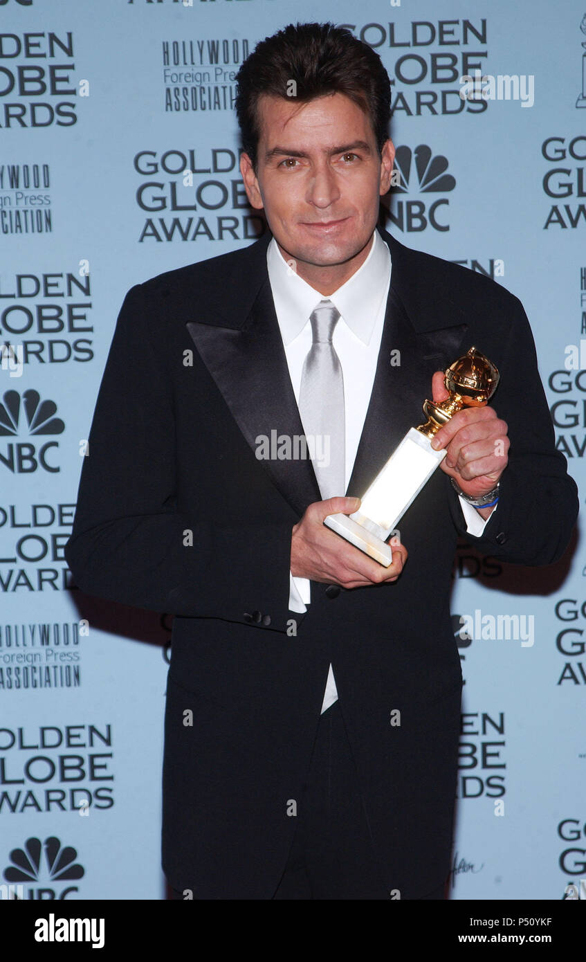 Charlie Sheen Pose Avec Son Prix Du Meilleur Acteur De Comédie