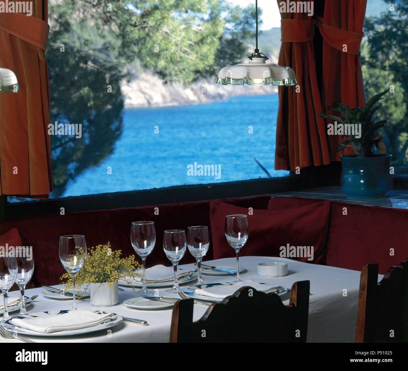 Le restaurant 'El Bulli'. Uno de los más reconocidos internacionalmente por lo novedoso de su gastronomía. Detalle de una Mesa. ROSES. Comarca de l'Alt Empordà. Provincia de Girona. Cataluña. Banque D'Images
