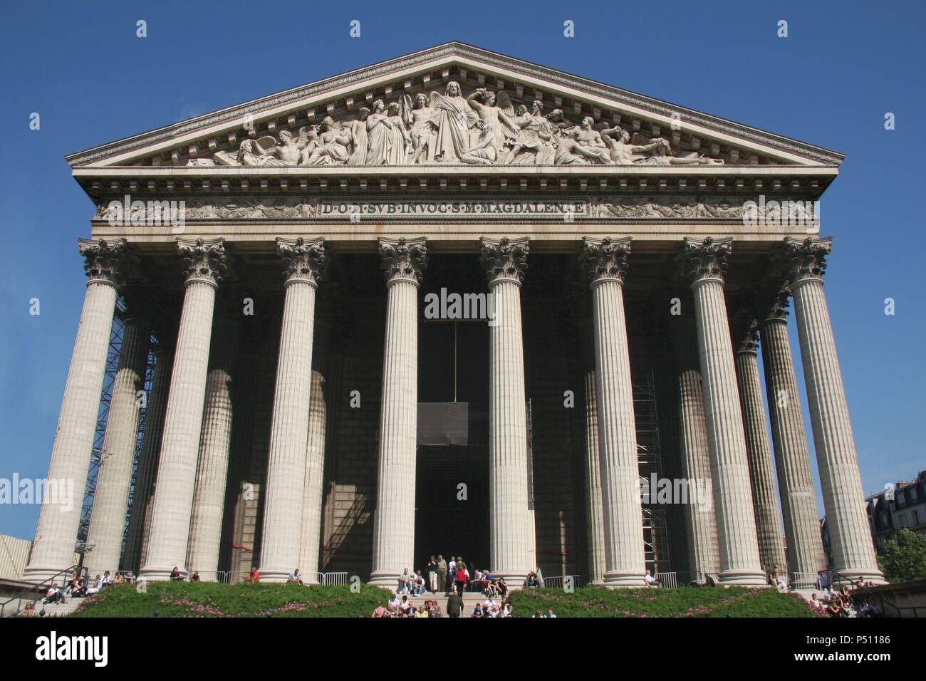 L'art de l'église néoclassique Madeleine (L'Esglese Madeleine). Construit en 1806 comme un monument à les armées de Napoléon. Plus tard comme consegrated une église catholique. Paris. La France. L'Europe. Banque D'Images