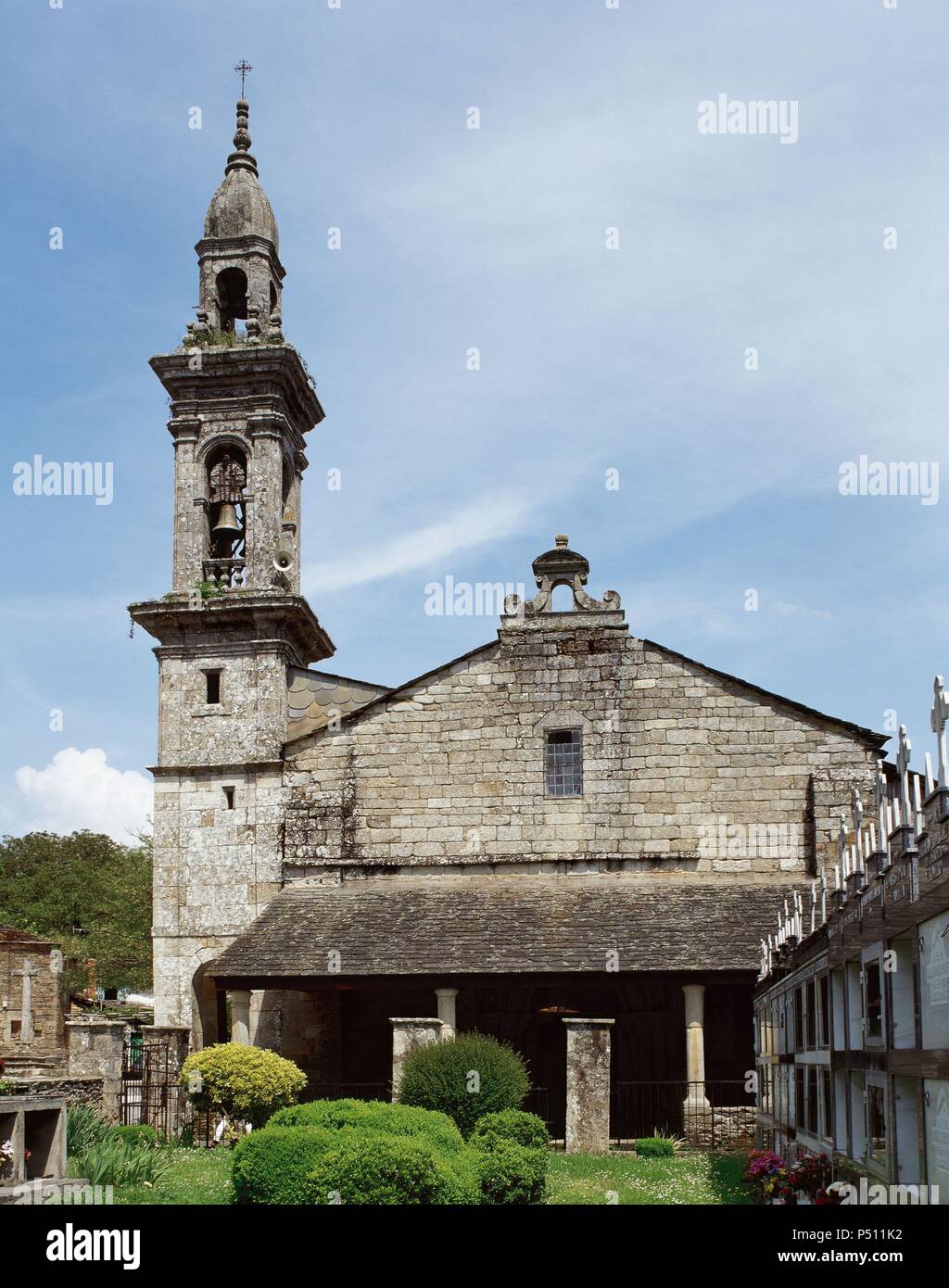 ARTE ROMANICO. ESPAÑA. MONASTERIO DE SANTA MARIA. Fundado en el año 909 por los Condes don Ero y doña Laura. Les données de la Iglesia del siglo XII. La Torre es de style neoclásico. Vista del exterior con el cementerio, en primer término. FERREIRA DE PALLARES. Comarca de Lugo. Provincia de Lugo. La Galice. Banque D'Images