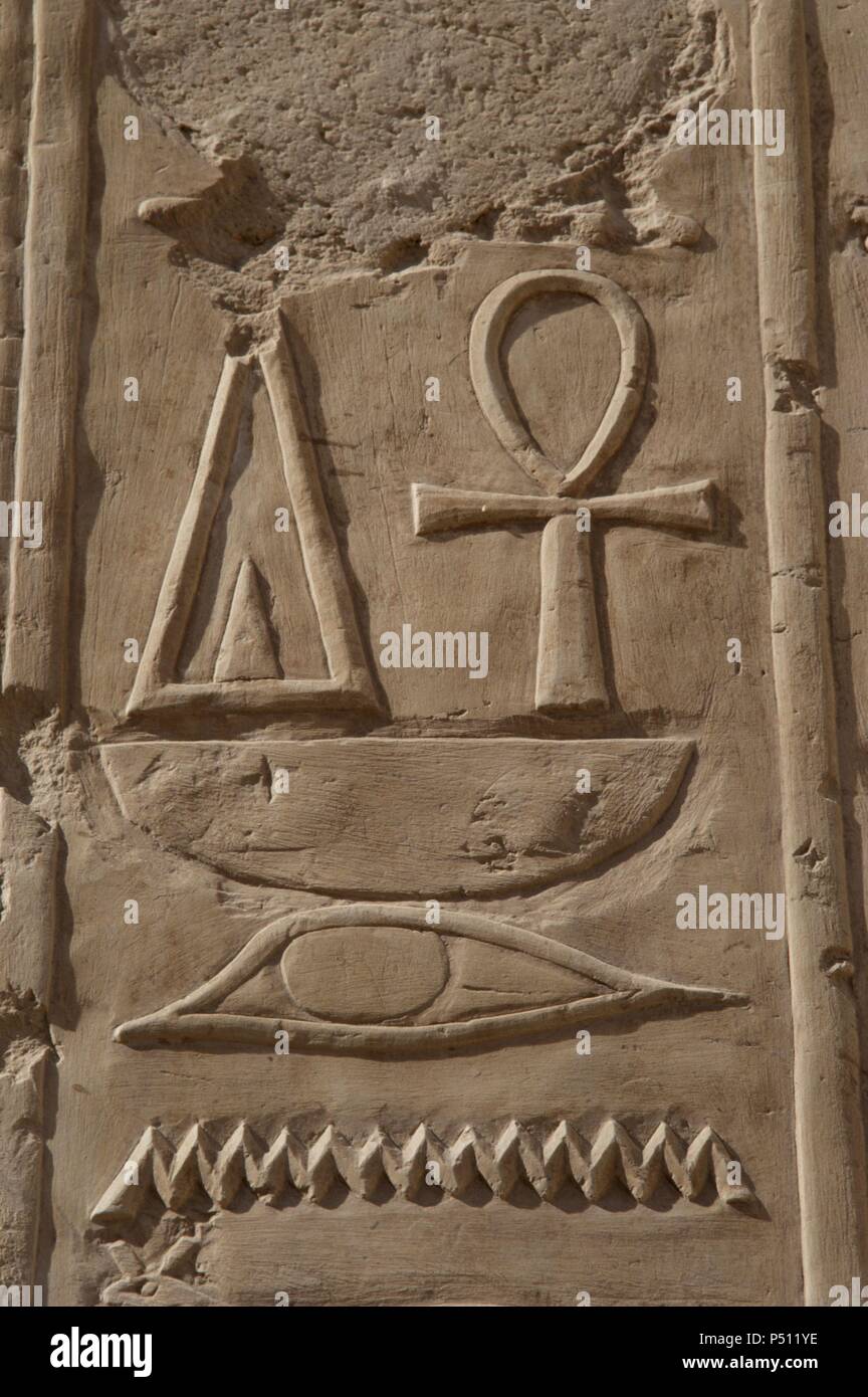 Hiéroglyphe. Temple d'Hatchepsout. 18ème dynastie. Nouveau Royaume. Deir el-Bahari. L'Égypte. Banque D'Images