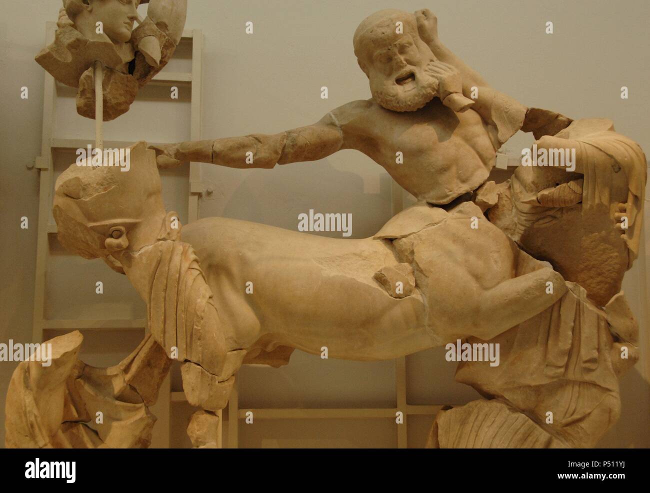 Centaur enlèvement d'une jeune femme. Le combat de l'Lapiths et les Centaures. La décoration du Temple de Zeus dans le sanctuaire d'Olympie. 5ème siècle avant J.-C. marbre de Paros. Fronton ouest. En 460 av. du Musée Archéologique d'Olympie. La Grèce. Banque D'Images