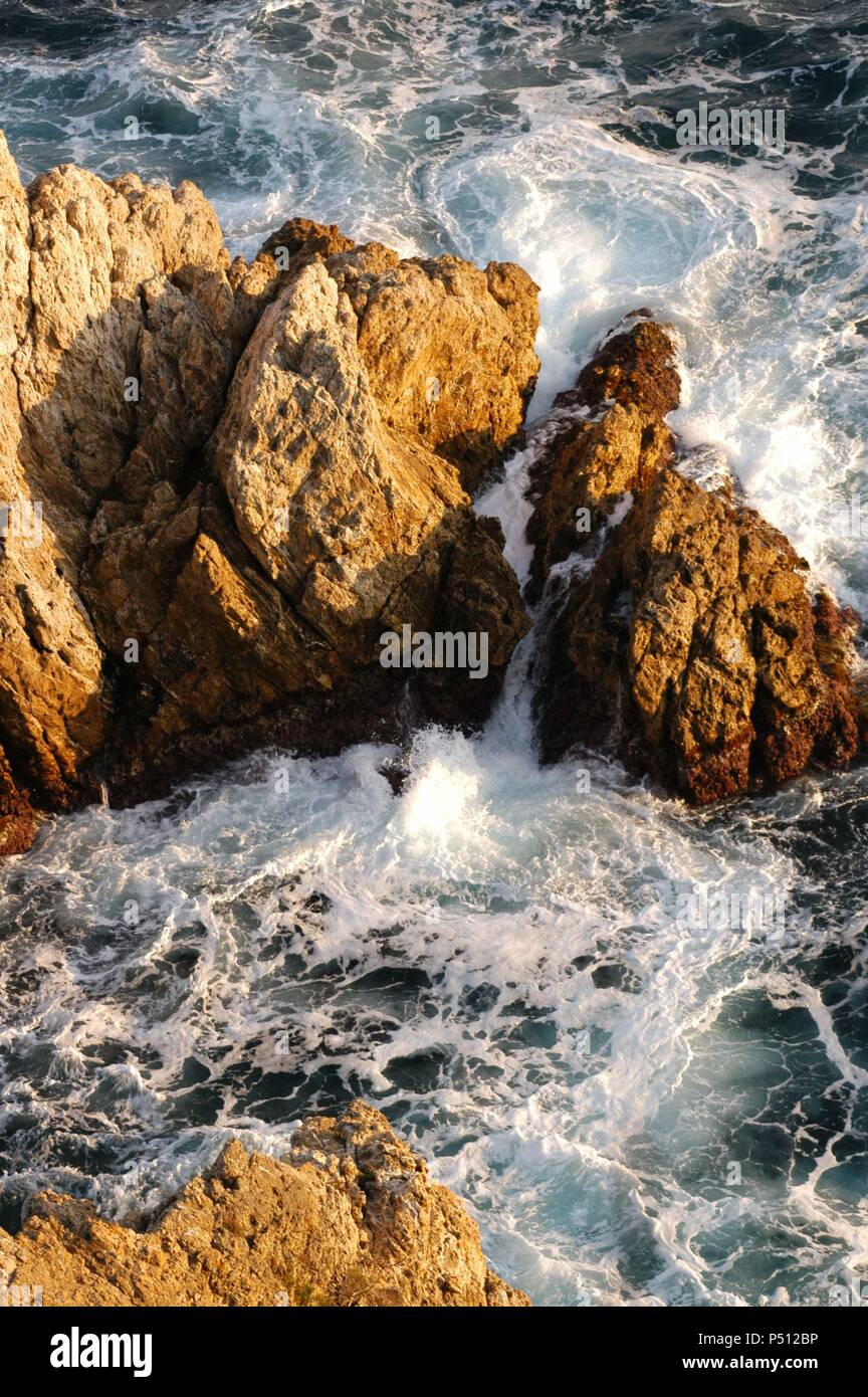 Olas rompiendo contra las Rocas. Costa Brava. Provincia de Girona. Cataluña. Banque D'Images