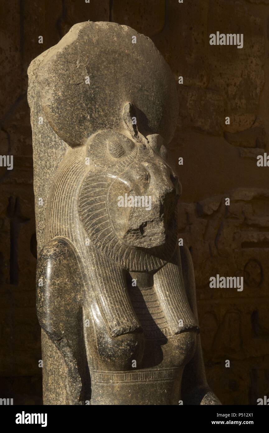 Déesse Sekhmet, déesse de la guerre, représenté avec la tête d'une lionne et le corps humain et couronné par le disque solaire. Détail. Sculpture dans le temple funéraire de Ramsès III (1187-1156 av. J.-C.). Nouveau Royaume. Médinet Habou. L'Égypte. Banque D'Images