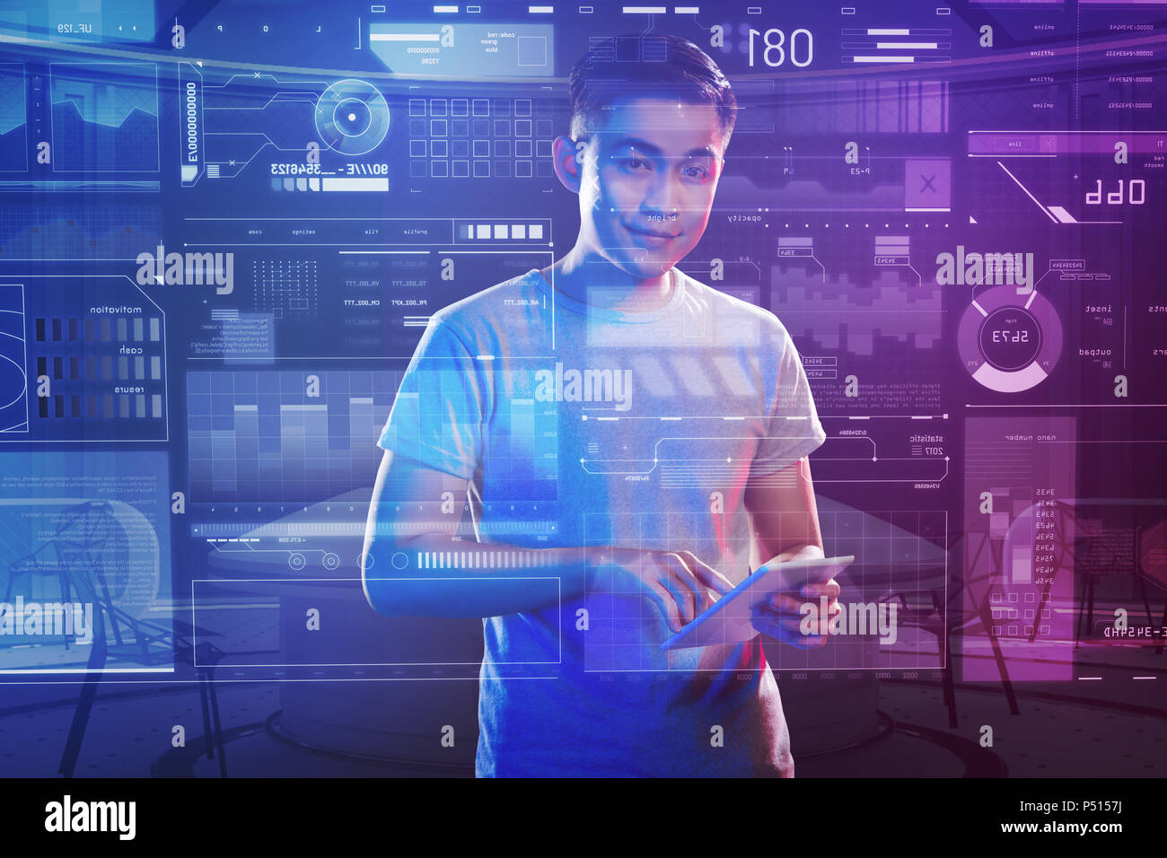 Développeur de logiciels joyeux debout avec un tablet and smiling Banque D'Images