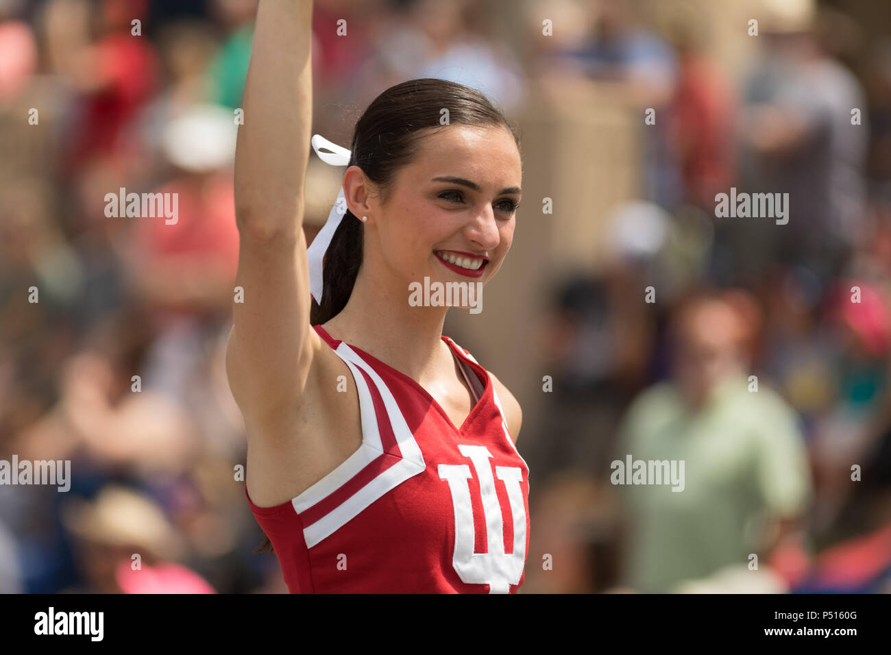 Indianapolis, Indiana, USA - Le 26 mai 2018, une meneuse de la Indiana University et sourires vagues sa main pendant la Parade de l'Indy 500 Banque D'Images