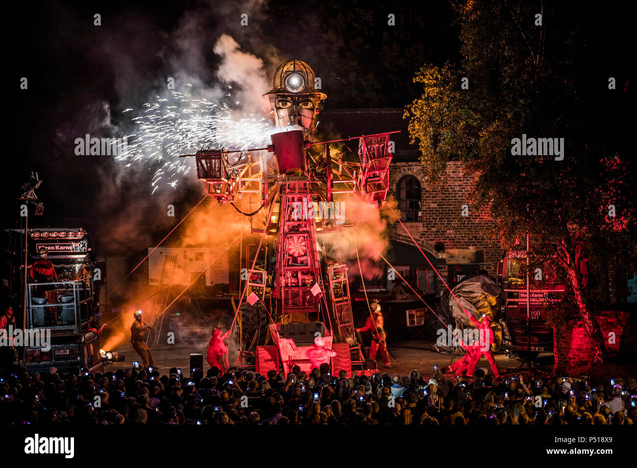 L'homme, le plus grand moteur de marionnettes mécaniques jamais construit en Grande-Bretagne durant Yorkshire&Otilde;s Man Engine festivités à Elsecar Heritage Centre à Barnsley. Banque D'Images