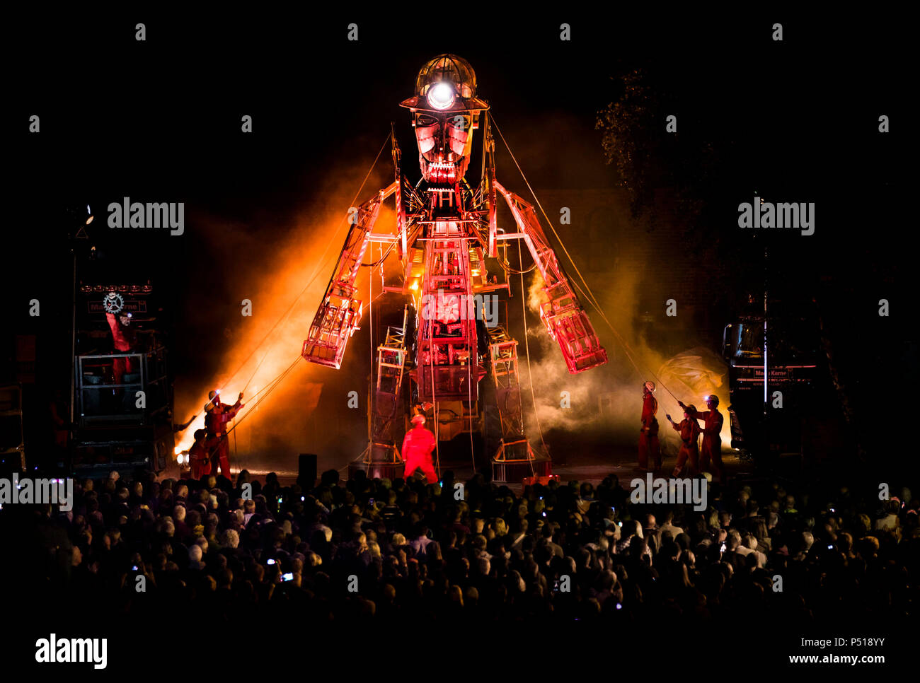 L'homme, le plus grand moteur de marionnettes mécaniques jamais construit en Grande-Bretagne durant Yorkshire&Otilde;s Man Engine festivités à Elsecar Heritage Centre à Barnsley. Banque D'Images