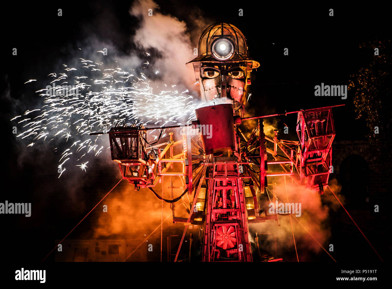 L'homme, le plus grand moteur de marionnettes mécaniques jamais construit en Grande-Bretagne durant Yorkshire&Otilde;s Man Engine festivités à Elsecar Heritage Centre à Barnsley. Banque D'Images