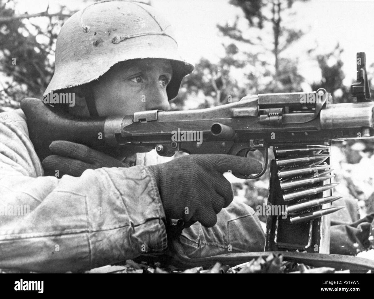 Soldado de ametralladoras alemán, protegiendo el flanco de un punto de apoyo en la región de Nevel, un rechazando intento soviético de cerco. Banque D'Images