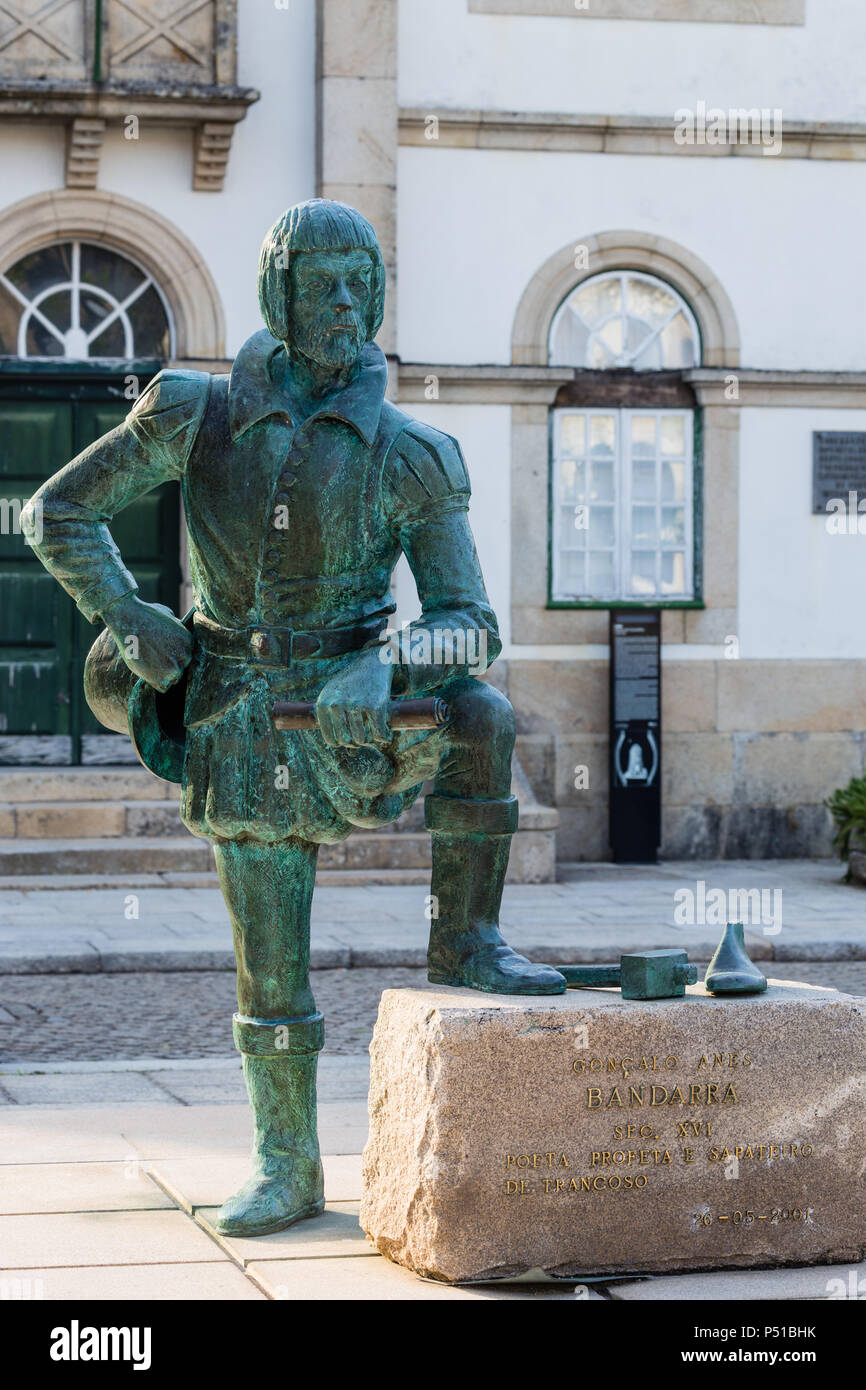 Statue de Goncalo Anes Bandarra, à l'extérieur de l'hôtel de ville.16 ème siècle XVI, Poeta, Profeta e Sapateiro de Trancoso, poète, Prophète et cordonnier, cordonnier Banque D'Images