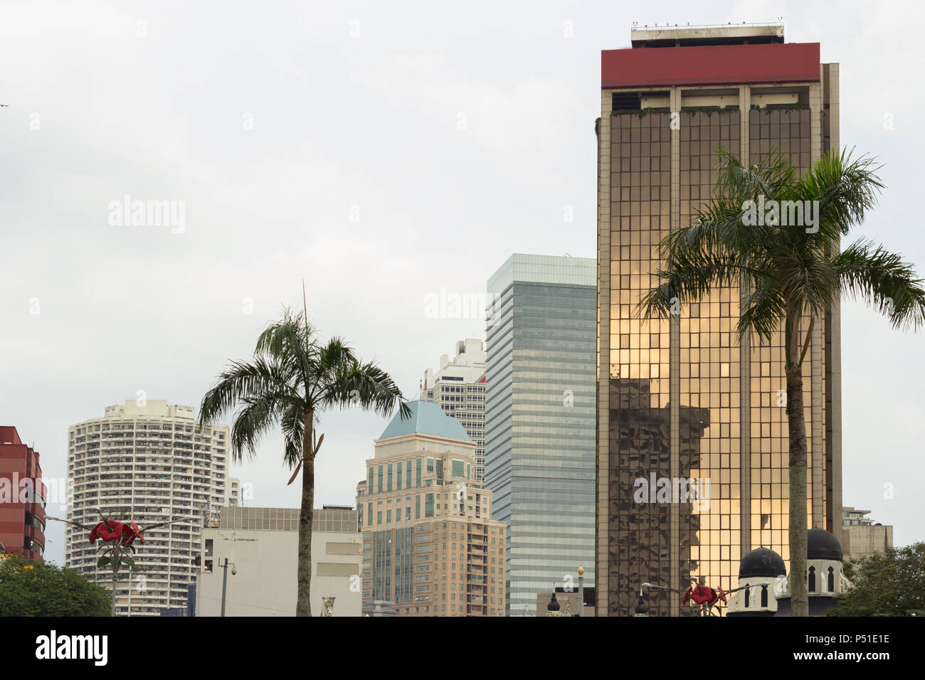 Gratte-ciel sur Merdeka square du centre-ville de Kuala Lumpur Banque D'Images