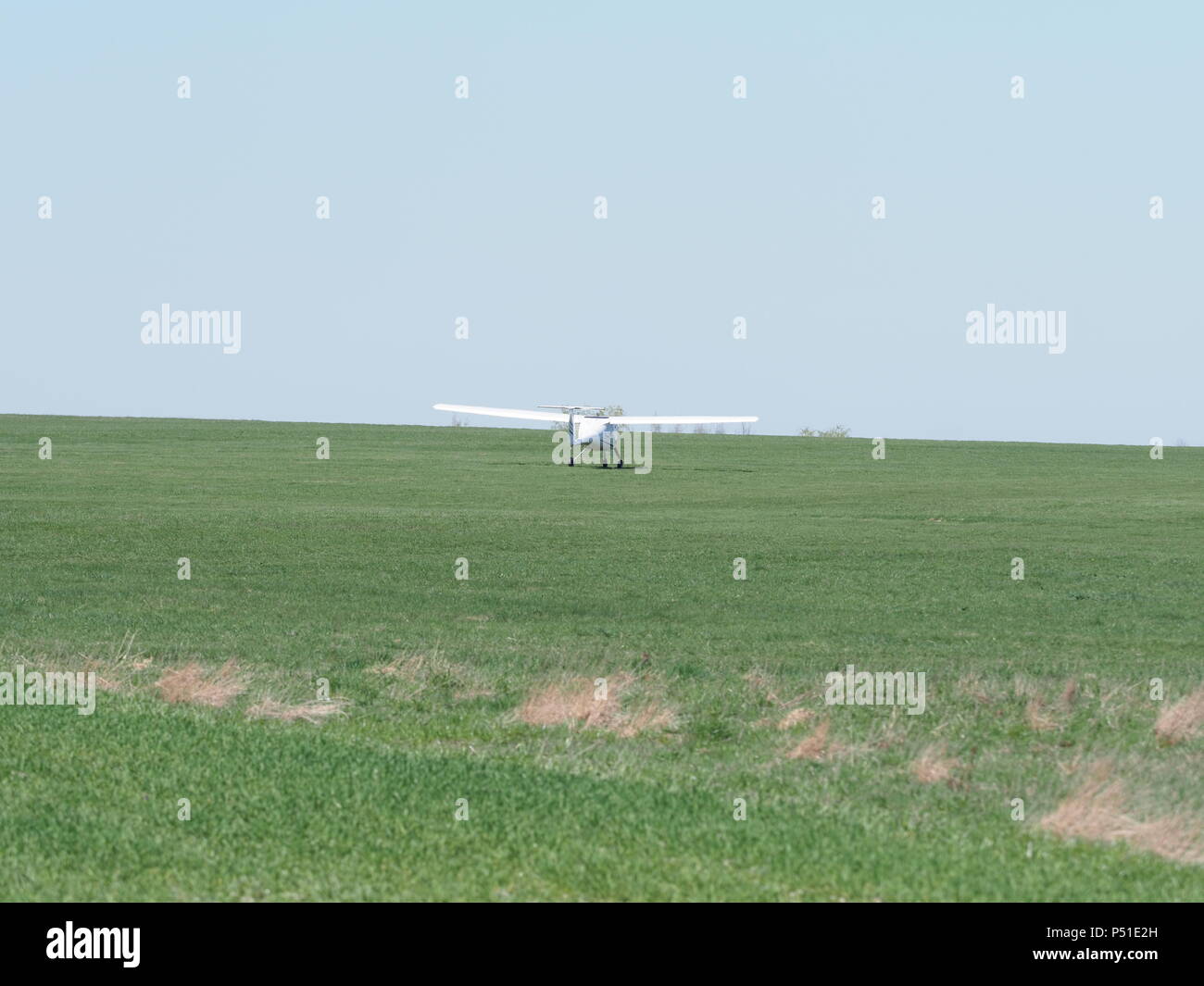 BIELSKO-BIALA, POLOGNE SUR AVRIL 2018 : blanc moderne Pipistrel Formateur Alpha SP PLACES avion sur l'aérodrome de Grassy, roulage au décollage, appartient au club de l'air Banque D'Images