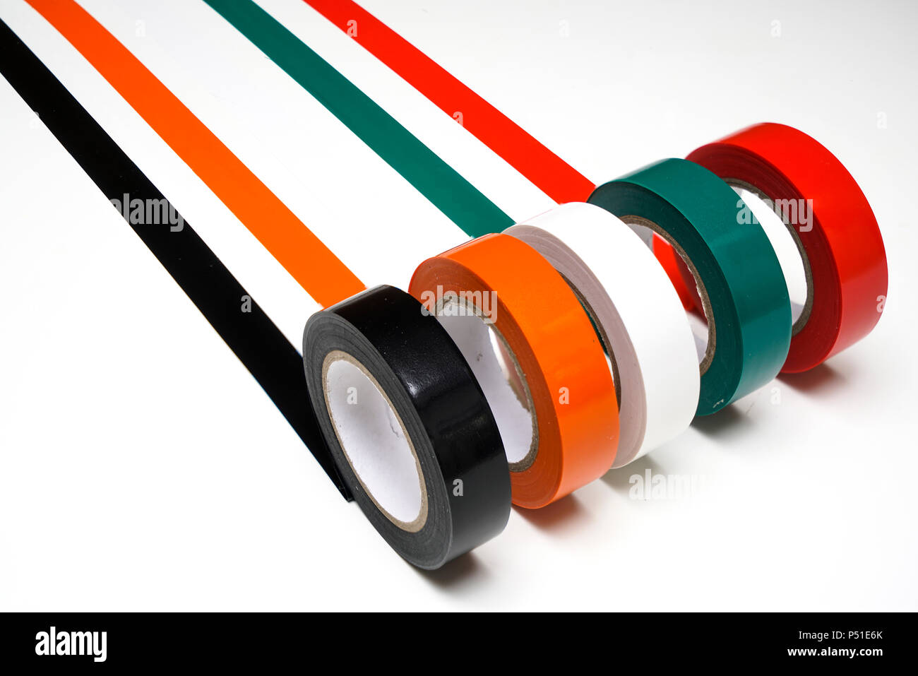 Certains rouleaux de ruban isolant de couleur sur une surface blanche Banque D'Images