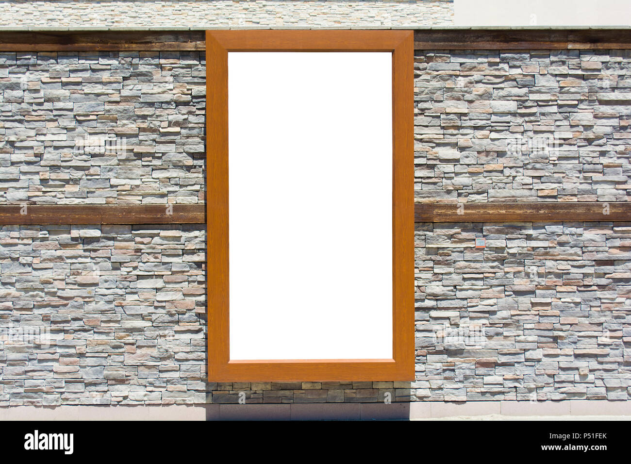 En bois vertical affiche sur le mur texturé en pierre. Modèle vierge Banque D'Images