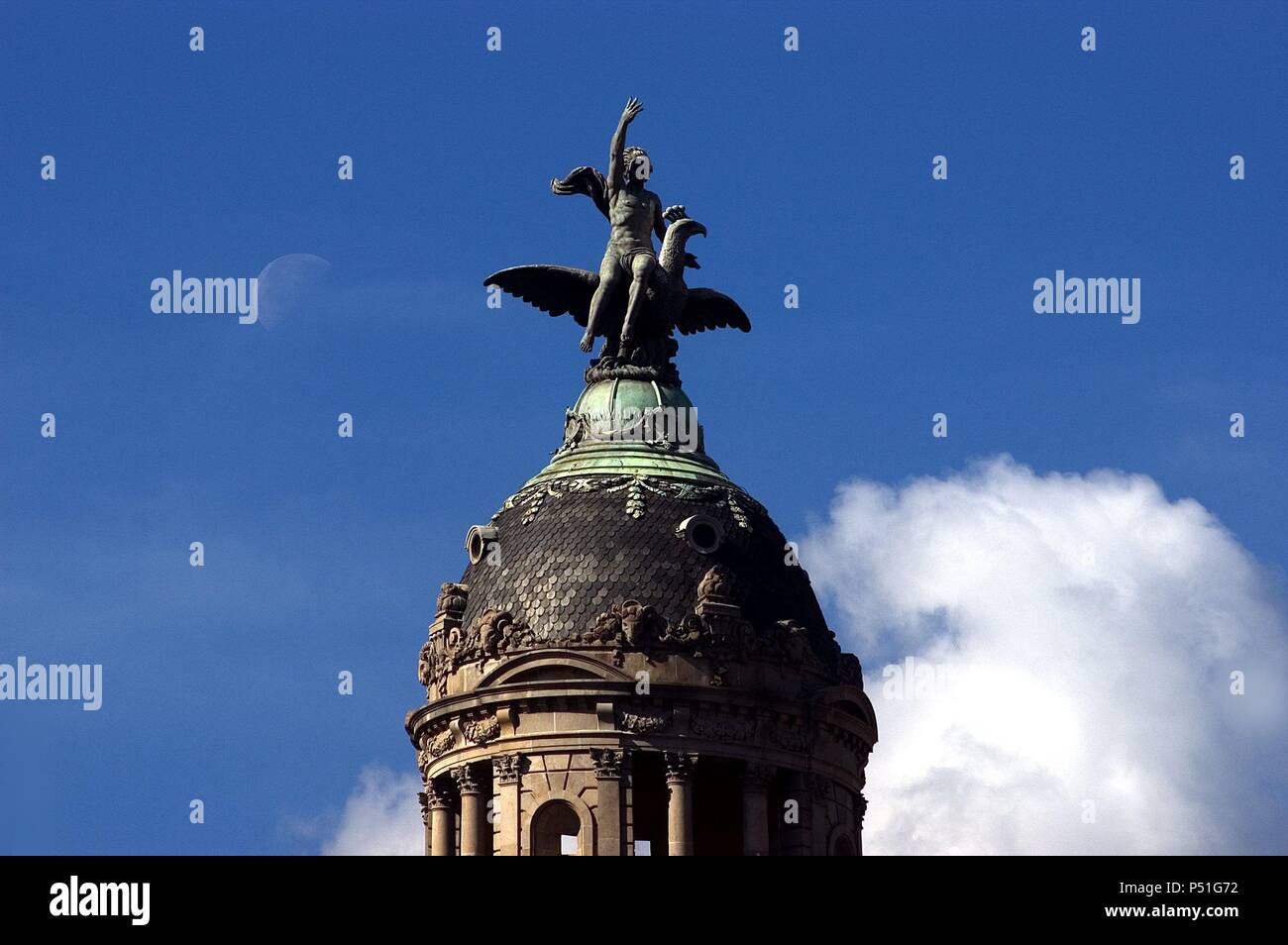 CATALUÑA. Barcelone. Detalle de la CUPULA del Edificio de la Compañía de Seguros 'LA UNION EUROPÉENNE Y EL FENIX ESPAÑOL', construído en el año 1931 por el arquitecto Eusebi Bona I PUIG (1890-1972). Situado en el Paseo de Gracia. Banque D'Images