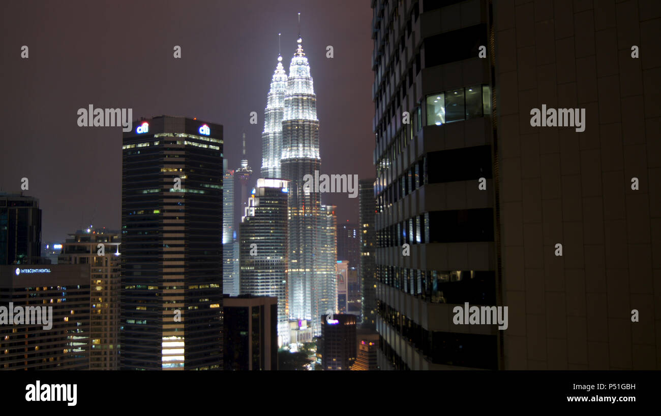 KUALA LUMPUR, MALAISIE - 13 avril : Les Tours Petronas et ville la nuit scène. Banque D'Images