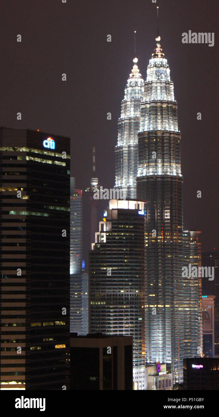 KUALA LUMPUR, MALAISIE - 13 avril : Les Tours Petronas et ville la nuit scène. Banque D'Images