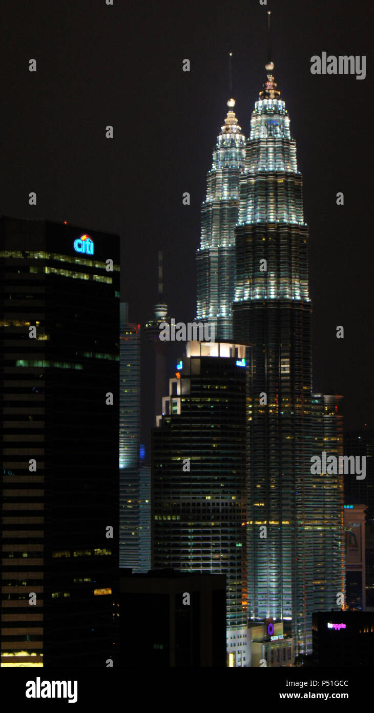 KUALA LUMPUR, MALAISIE - 13 avril : Les Tours Petronas et ville la nuit scène. Banque D'Images