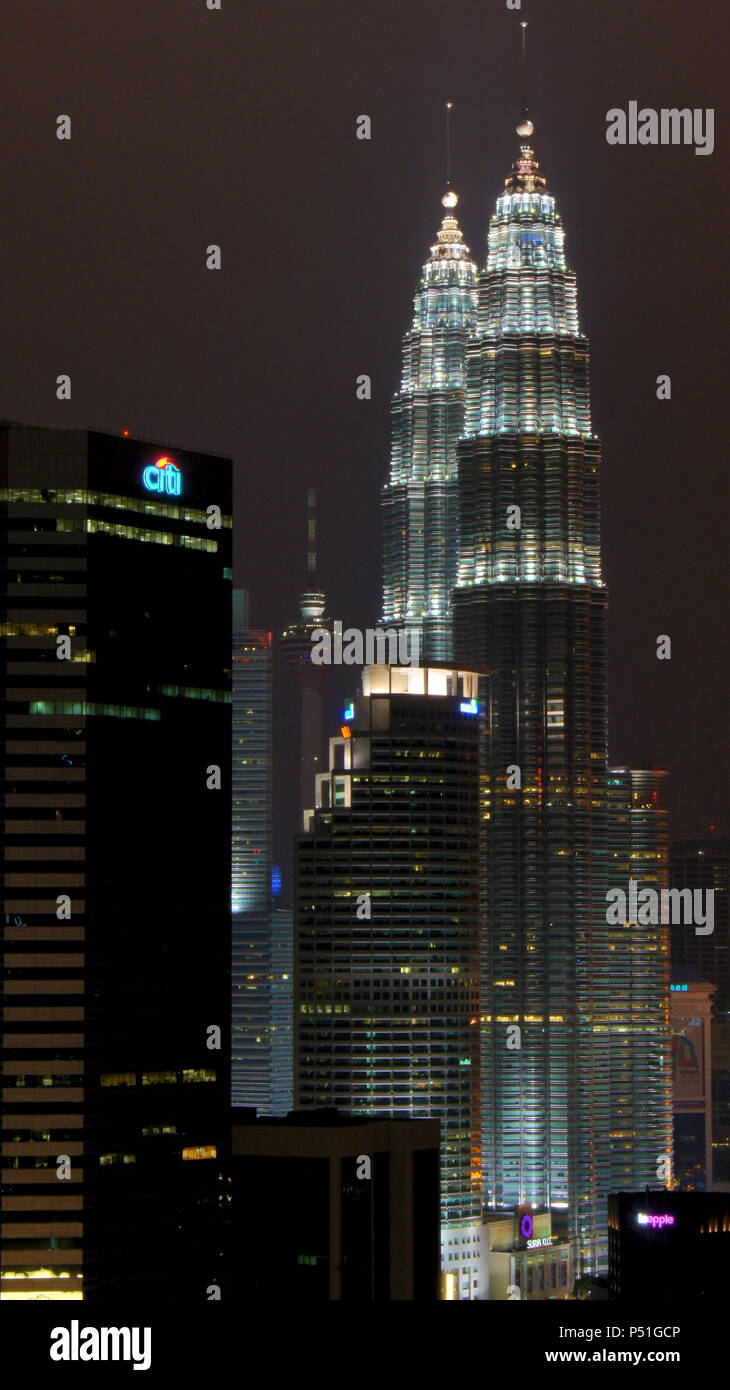 KUALA LUMPUR, MALAISIE - 13 avril : Les Tours Petronas et ville la nuit scène. Banque D'Images