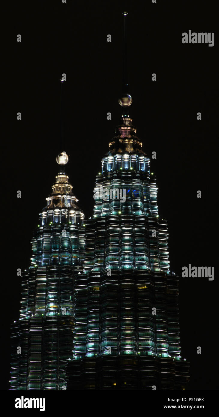 KUALA LUMPUR, MALAISIE - 13 avril : Les Tours Petronas et ville la nuit scène. Banque D'Images
