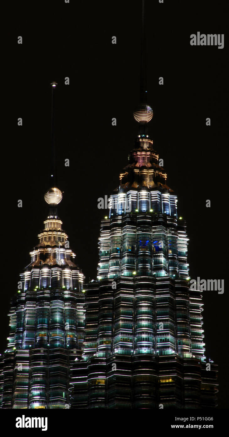 KUALA LUMPUR, MALAISIE - 13 avril : Les Tours Petronas et ville la nuit scène. Banque D'Images