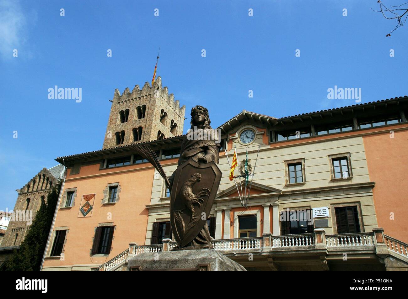 CATALUÑA. RIPOLL. Vista de la ESTATUA DEL 27 DE MAYO, qué conmemora la defensa de la ciudad por los liberales contra las tropas carlistas en 1839. Una estatua femenina représenta un Ripoll, llevando el Escudo de Ripoll en una mano y la palma del martirio, en la otra. Comarca del Ripollès. Provincia de Girona. Banque D'Images