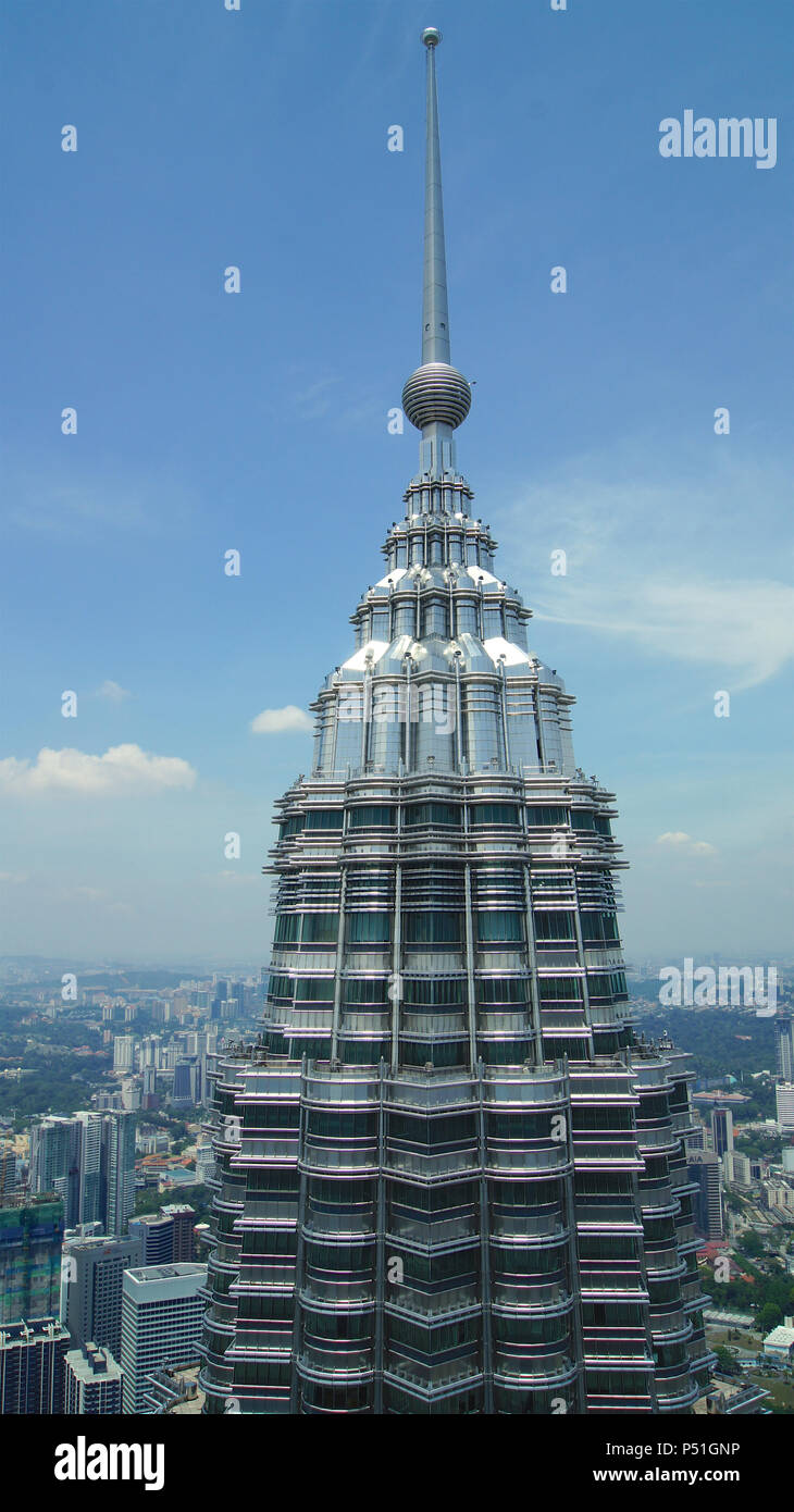 KUALA LUMPUR, MALAISIE - 12 avril 2015 : détail de haut de Tours Petronas à Kuala Lumpur vue directement de l'autre Twin Tower, également connu sous le nom de Petronas Menara Banque D'Images