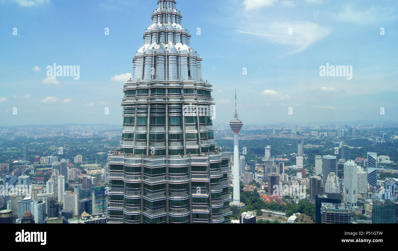 KUALA LUMPUR, MALAISIE - 12 avril 2015 : détail de haut de Tours Petronas à Kuala Lumpur vue directement de l'autre Twin Tower, également connu sous le nom de Petronas Menara Banque D'Images