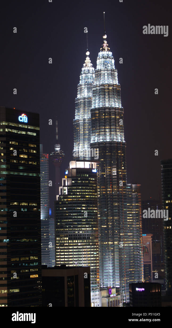 KUALA LUMPUR, MALAISIE - 13 avril : Les Tours Petronas et ville la nuit scène. Banque D'Images