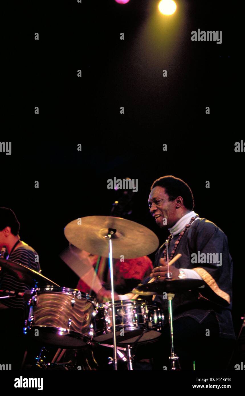 El baterista estadounidense de jazz Art Blakey en una actuación. Banque D'Images