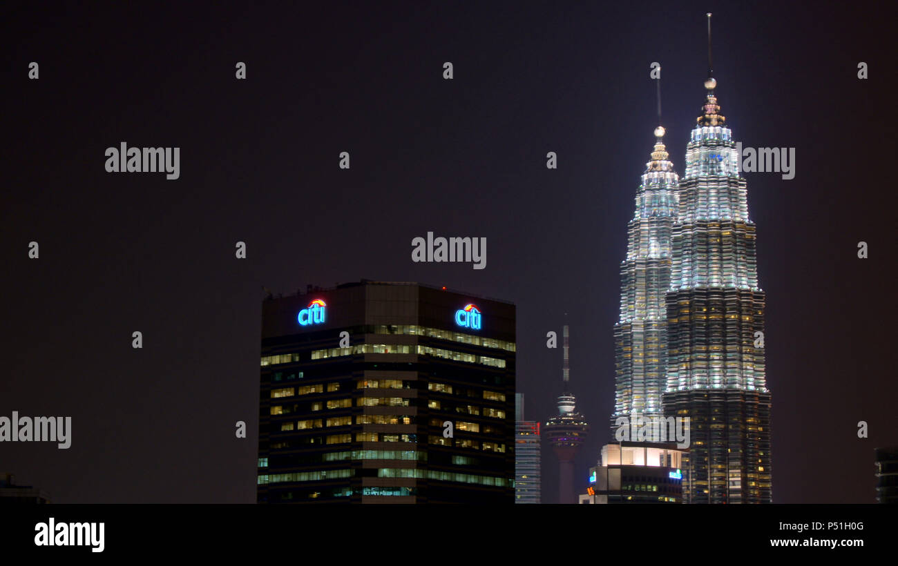 KUALA LUMPUR, MALAISIE - 13 avril : Les Tours Petronas et ville la nuit scène. Banque D'Images
