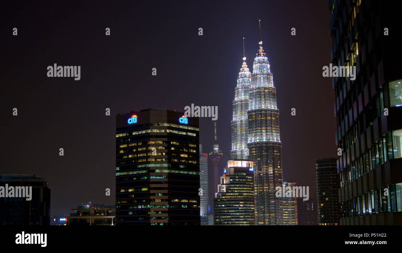 KUALA LUMPUR, MALAISIE - 13 avril : Les Tours Petronas et ville la nuit scène. Banque D'Images