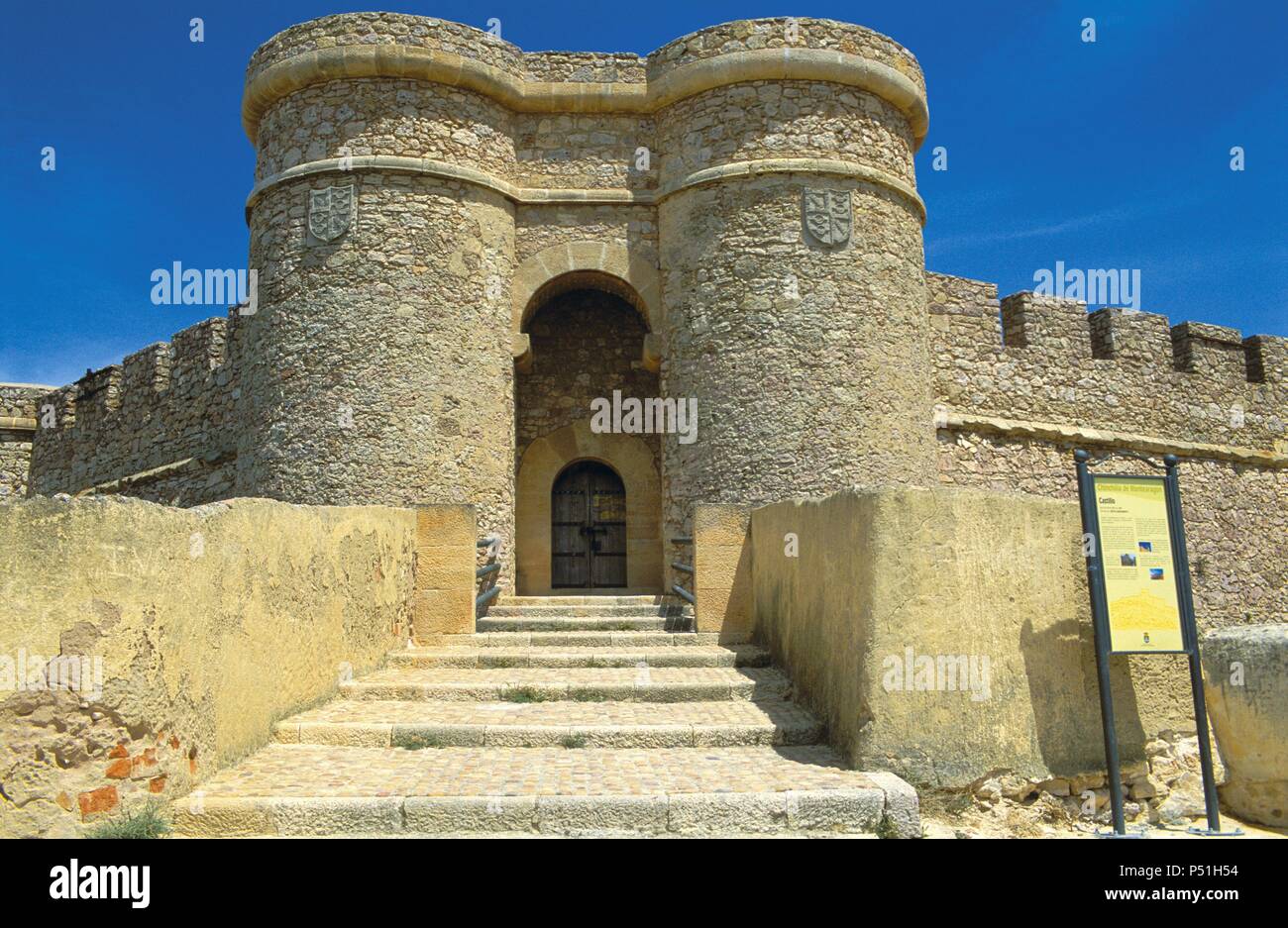 CASTILLA-LA MANCHA. CHINCHILLA DE MONTEARAGON. Vista parcial del Castillo, construido en el siglo XV por orden de Juan Pacheco, marquis de Villena cuyo Escudo de Armas está tallado en los muros y torreones. Fue reformado en el siglo XIX. Provincia de Albacete. España. Banque D'Images