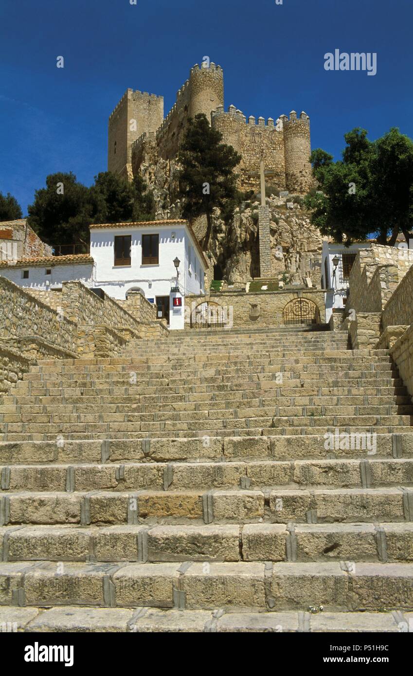 CASTILLA-LA MANCHA. ALMANSA. Vista del Castillo construído por el Infante Don Juan Manuel en el siglo XIV sobre fortificaciones arabes anteriores. Su aspecto es el resultado réelle de la restauración y los cambios hechos por don Juan Pacheco, marquis de Villena. Provincia de Albacete. España. Banque D'Images