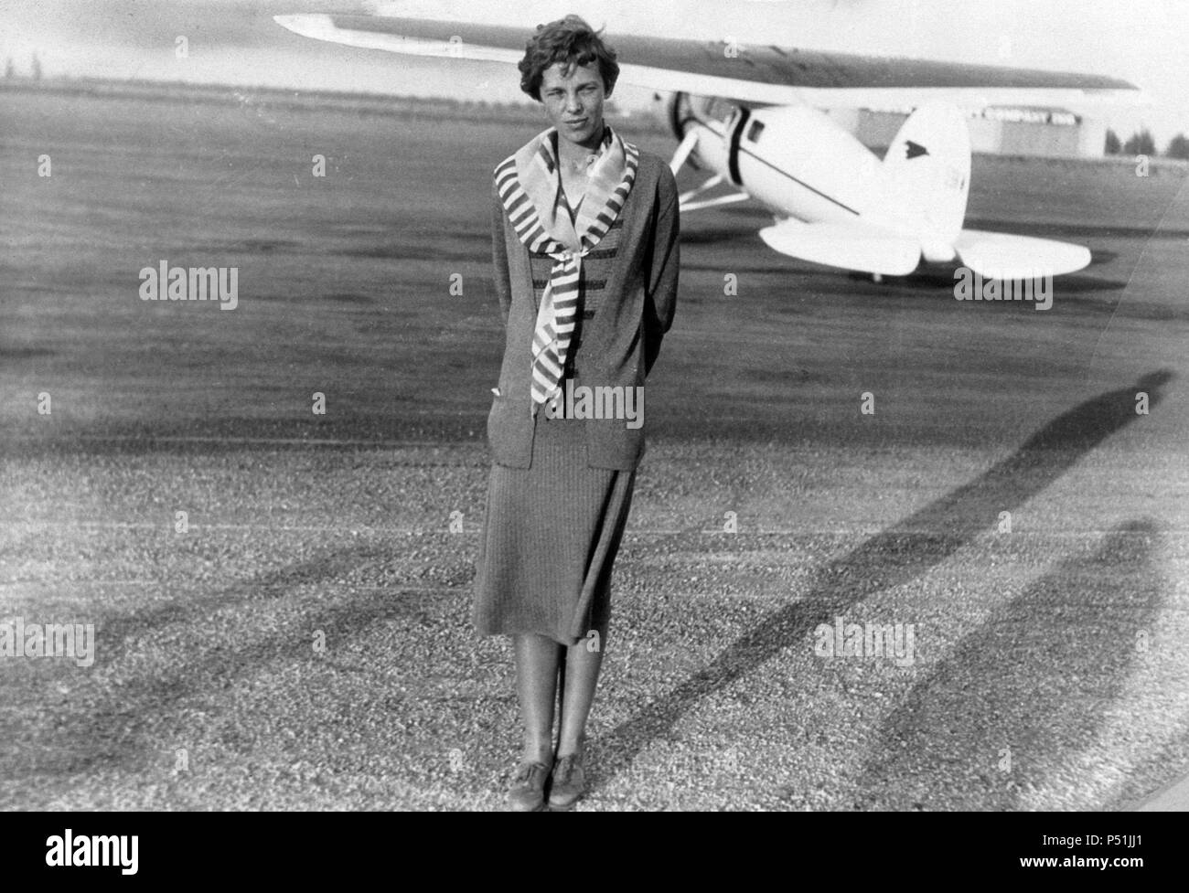 Amelia Earhart. US Aviatrix, avec blanc monoplan Lockheed Vega après speed record, 11/22/29. Banque D'Images