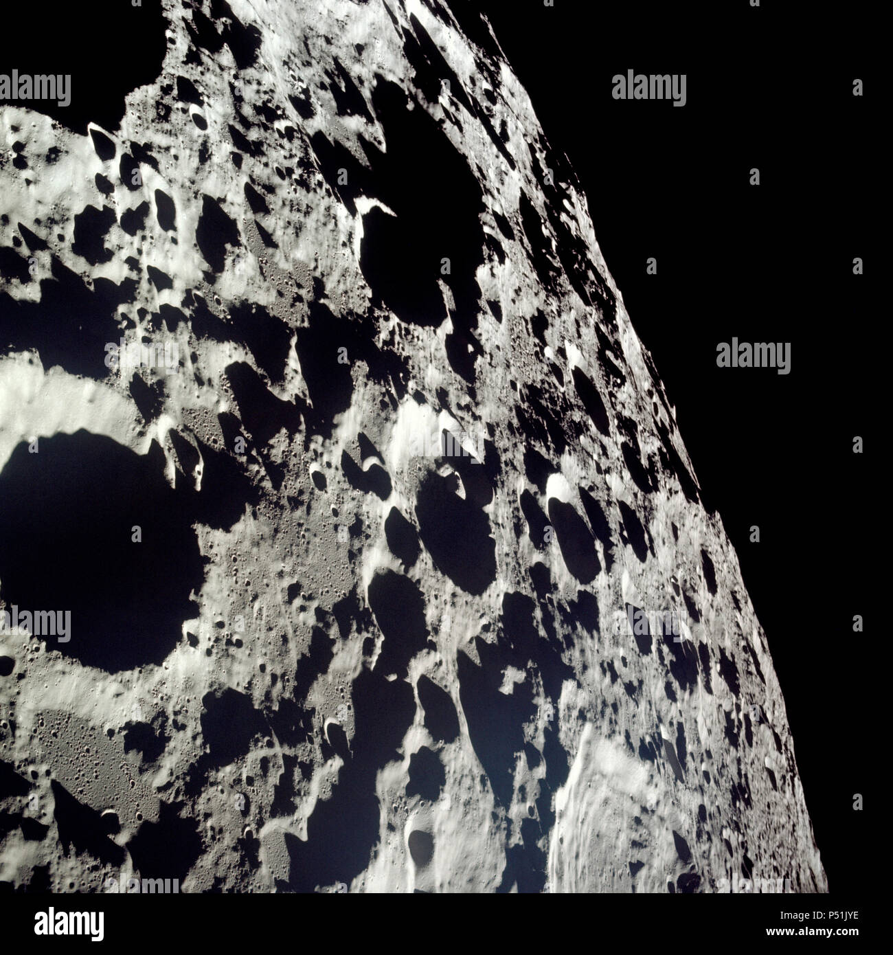 Le terrain accidenté dans cette photographie est typique de la face cachée de la lune. Cette photo a été prise à partir de lunaire Apollo 11 l'engin spatial pendant la mission d'atterrissage lunaire. Banque D'Images