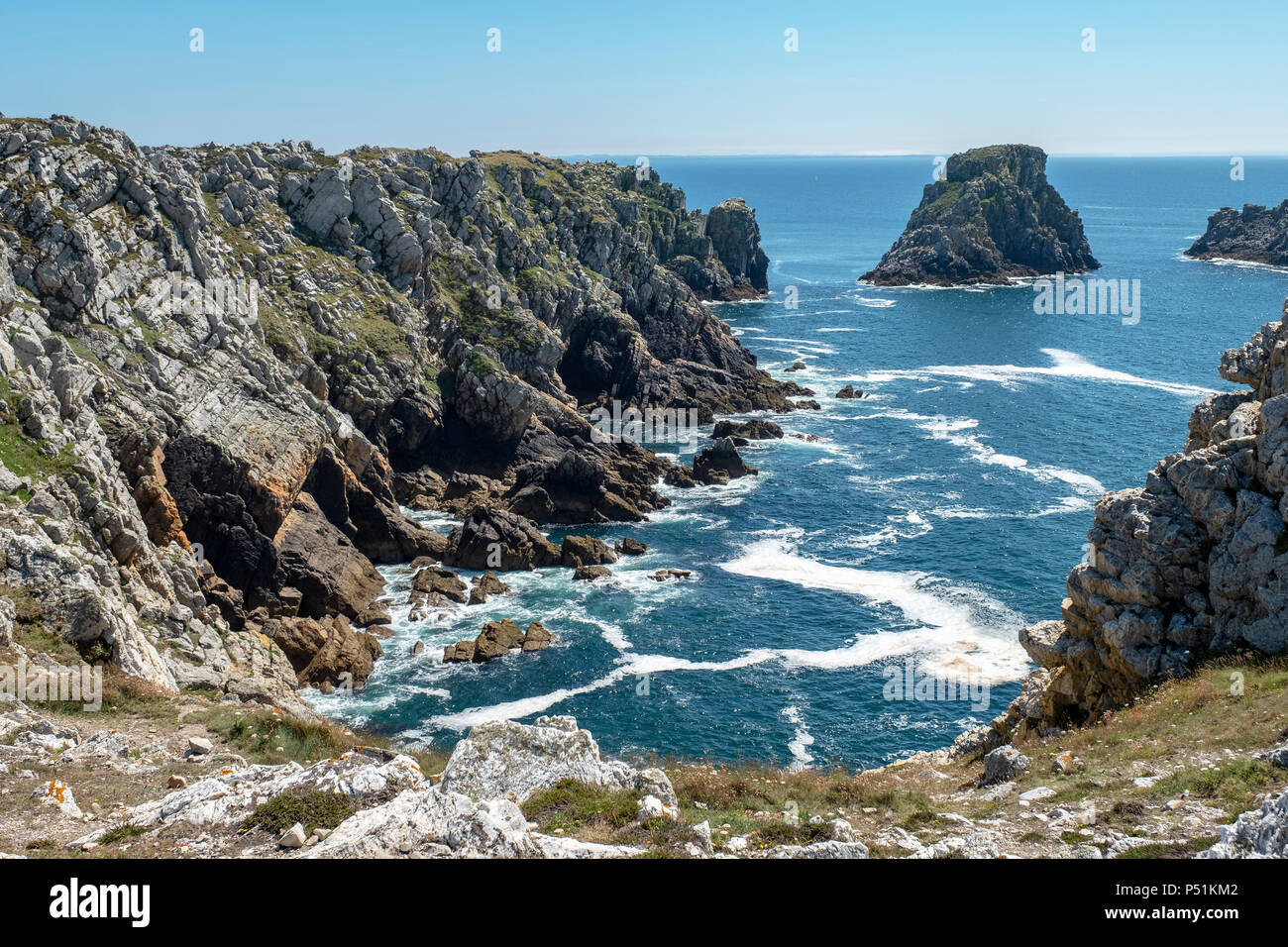 Pointe de Pen-Hir et les Tas de Pois, près de Camaret-sur-Mer sur la presqu'île de Crozon, Bretagne, France. Banque D'Images
