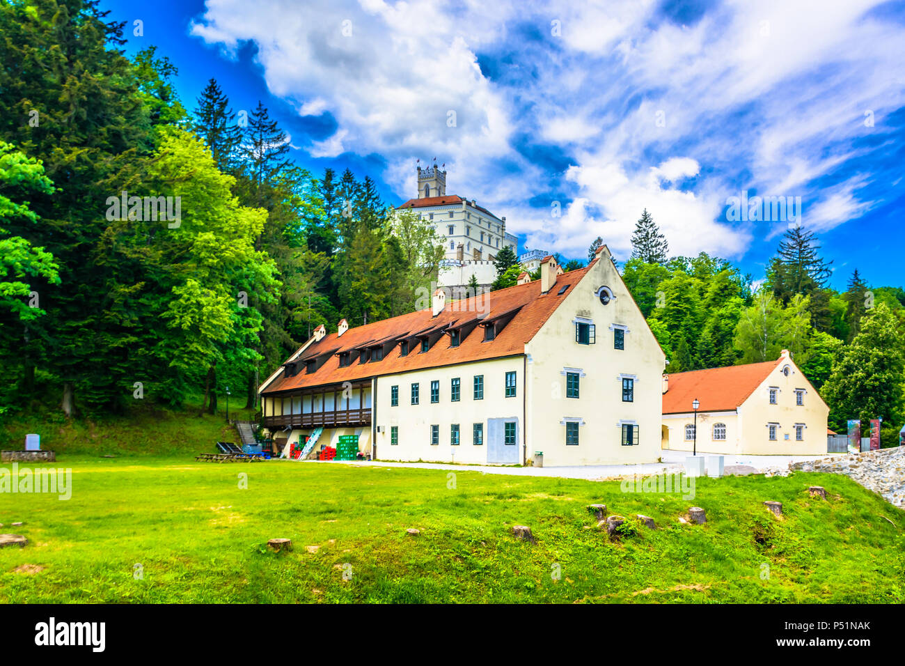 Vue panoramique au vieux château Trakoscan historique dans le Nord de la Croatie, de l'Europe. Banque D'Images