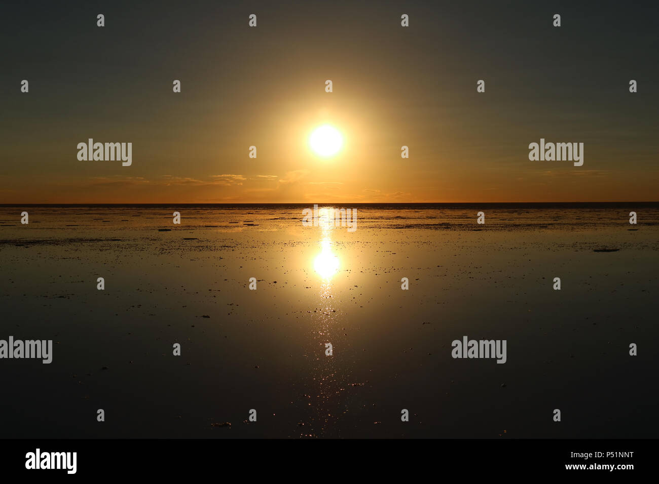 Effet de miroir du soleil couchant à Uyuni ou Salar de Uyuni en Bolivie, Amérique du Sud Banque D'Images