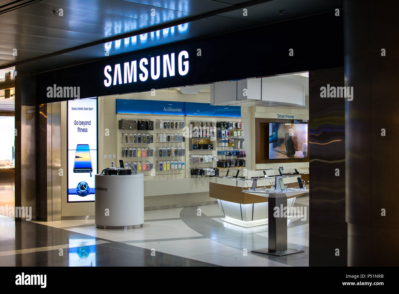 L'avant du Samsung store avec beaucoup d'appareils électroniques à  l'intérieur Photo Stock - Alamy