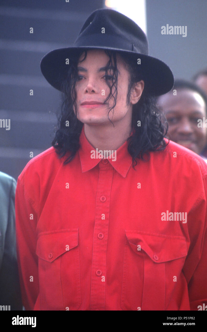 LOS ANGELES, CA - le 10 février : chanteur Michael Jackson sur son chemin  vers l'Afrique le 10 février 1992, à l'aéroport de LAX à Los Angeles,  Californie. Photo de Barry King/Alamy