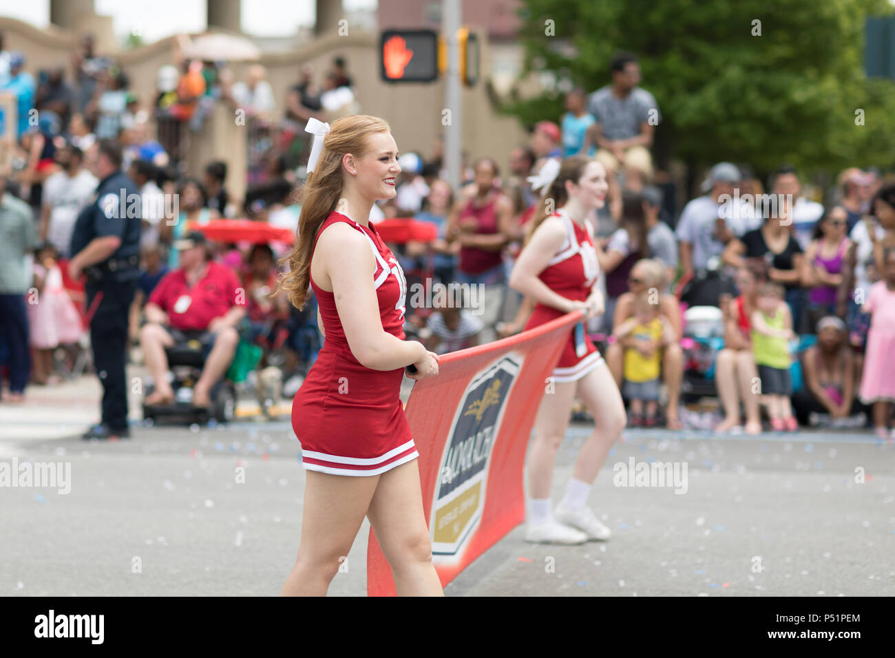 Indianapolis, Indiana, USA - Le 26 mai 2018, une meneuse de la Indiana University sourit dans la rue à l'Indy 500 Parade Banque D'Images