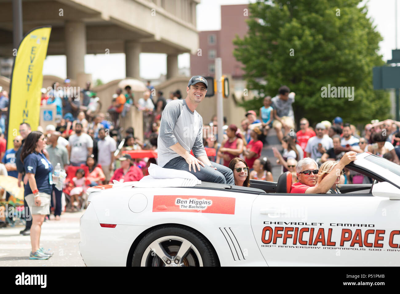 Indianapolis, Indiana, USA - Le 26 mai 2018, Ben Higgins à partir de la série tv le baccalauréat, sur une voiture en marchant dans la rue à l'Indy 500 Parade Banque D'Images