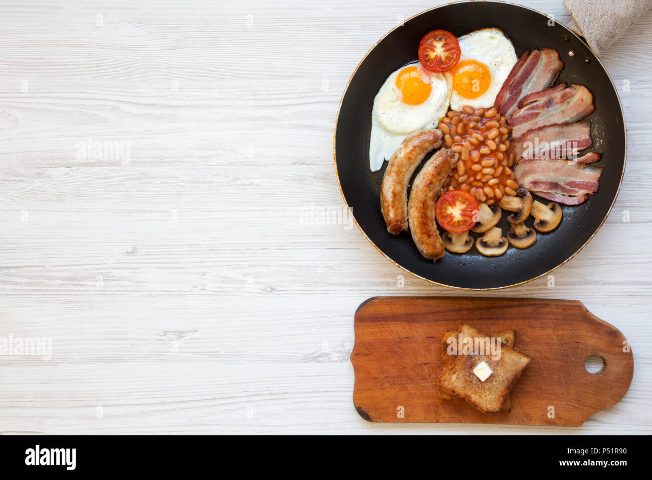 Petitdéjeuner anglais complet dans une casserole avec les œufs, bacon