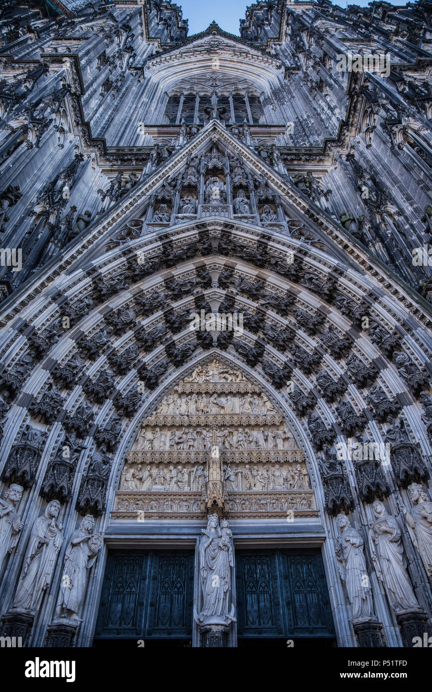 L'ensemble des sculptures et à l'entrée à l'église cathédrale de Saint Peter Banque D'Images